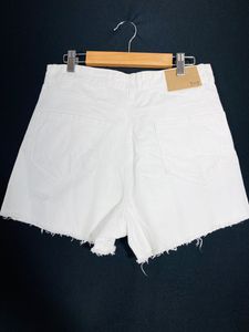 White Shorts (woman)