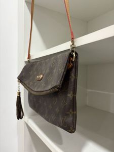 Louis Vuitton  Slingbag