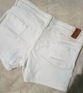 White Shorts From Westside(Nuon)