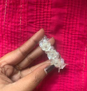 Elastic white hair bun and bracelet (two in one us