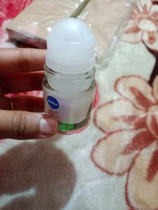 NIVEA PEARL &amp; BEAUTY ROLL ON