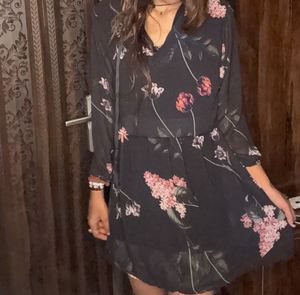 Chic Floral V-Neck Dee’s
