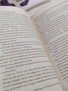 A Court Of Thorns And  Roses