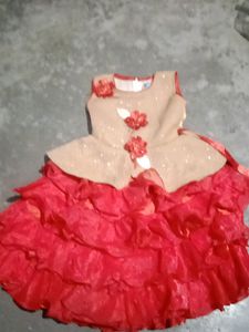 littel girl red frock