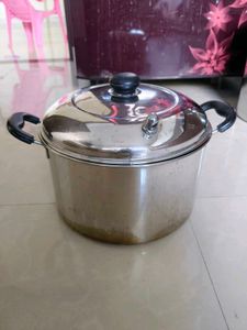 Idli Maker,Slight Bend In Lid Bt Still Usable