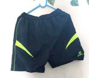 These shorts can be worn by men for 🏊swimmig
