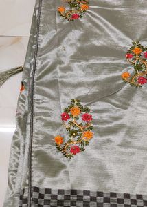 😍🌷New Beautiful Greyish Art Slik Saree😍🌷