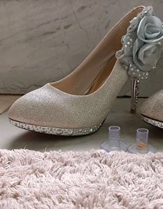 WITH SILLICON HEEL SUPPORT