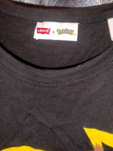 Levi&#39;s x Pokemon Pikachu Graphic CROP TOP