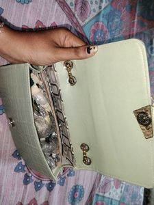 I&#39;m selling a brand new sling bag. It’s in perfect