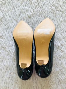 Black Heed Shoes (Women’s)