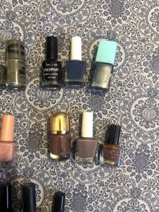 Pouch with 15 colourful nailpaints