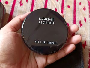 Lakme Absolute Wet N Dry Compact