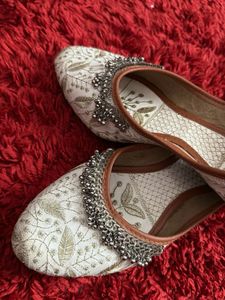 Embroidered Jutti Flats