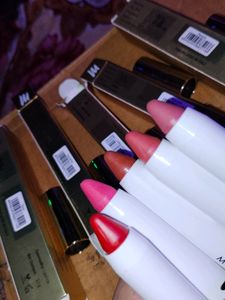 Myglamm Moisturising Matte Lip Crayons