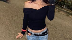 Black ribbed off-shoulder top 🖤