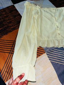 Korean yellow crop top🌻