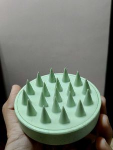 Garnier Scalp Massager (With Pouch)