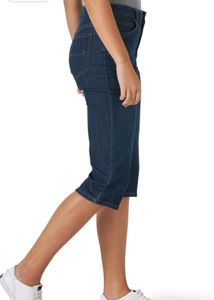 Women Relax Fit Capri Jeans