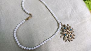 pulse necklace flower design