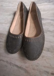 1st Hand Bata Black Slip - On Flats  Size 5