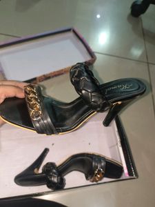 Women Black Textured Stiletto Heels with Fittings