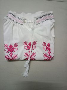 🤩 Embroidered Top