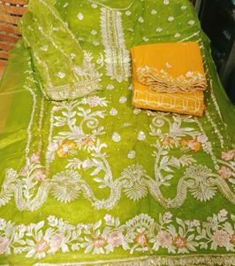 Pakistani stylish Unstitched Suit