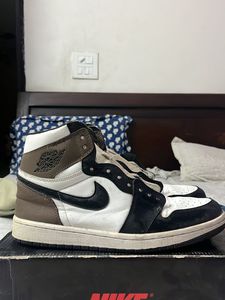 NIKE AIR JORDAN 1