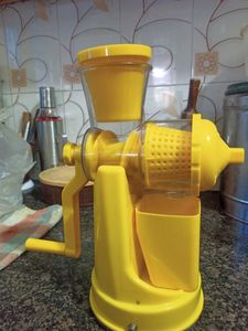 Portable Fruit and Vegetable Manual Hand Juicer