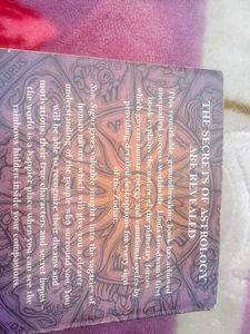Astrology Book ( Sun Signs Linda Goodman)