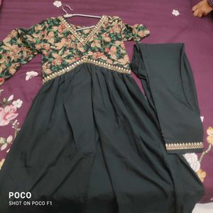 anuok Elegant Green Floral Kurta Set