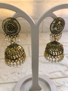 Gold Jhumuka With White Pearls