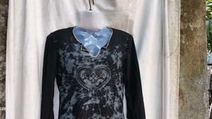 502610. Heart Graphic Long Sleeve Top