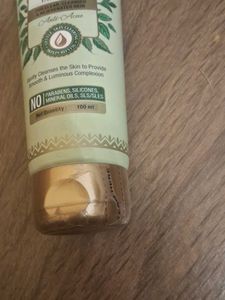 St.Botanica Face Wash