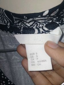 H&amp;M Stretchable Top