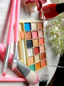 Makeup Brush Set With Clature &amp; Nail Paint