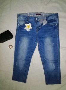 Distressed Cropped Jeans