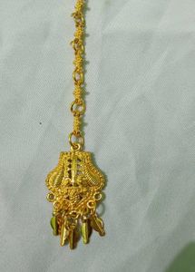 gold maangtika tiki hair pin