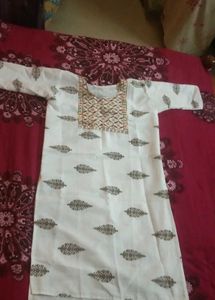 Xxl White Paisley embroidered Neck Printed Kurti