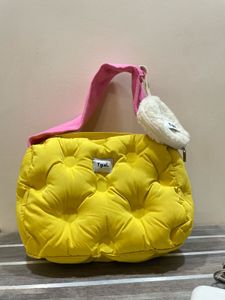 👜 Trendy Puffy Shoulder Bag – Bold Style.💛🎀