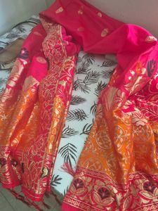 Red dupatta