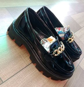 Chain Detailed Black Loafers