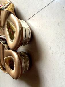 Beautiful mirror work ethnic khadim sandals😍 fo