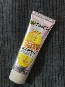GARNIER SUNSCREEN &amp; FACEWASH COMBO (SERUM BONUS)