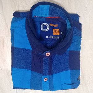 Boys Shirt Size M, Looks Like New