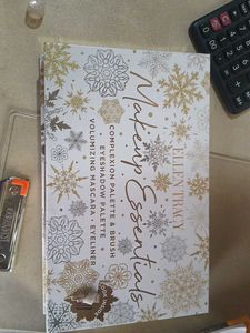 Ellen Tracy Makeup Palette Set