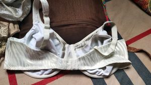 UK 40D 2 Bra Black And White