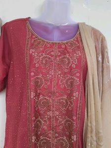 Elegant Pink &amp; Gold Embroidered Salwar Kameez