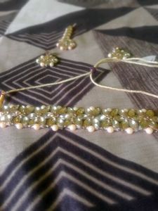 eautiful Golden Choker With Earings And Mnagtika?
